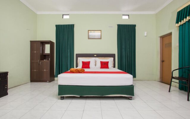 Shafira Guesthouse by Reddoorz