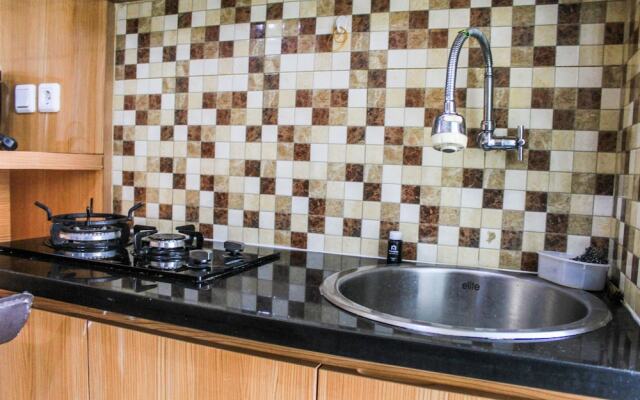 Comfortable and Fully Furnished 1BR Green Pramuka Apartment