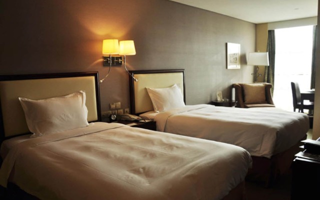 Regal Plaza Hotel & Residence Waigaoqiao