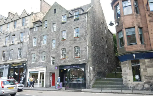 JOIVY The Wee Palace by the Castle