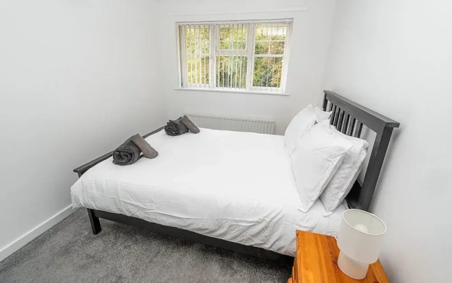 Modern 2-bed Home With Driveway Basingstoke