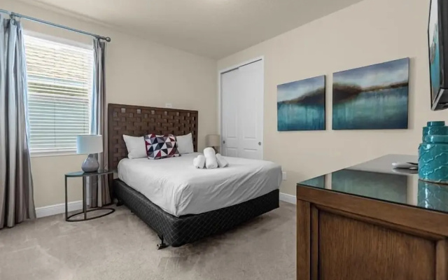 350-8-pc-open Floor Plan With Private Pool