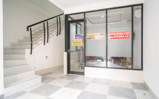 RedDoorz near Stasiun Senen
