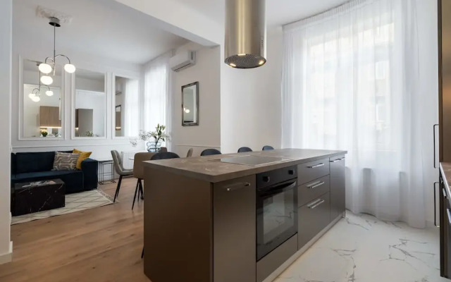 Gorgeous & Bright 2BR Condos - Steps From Old Town