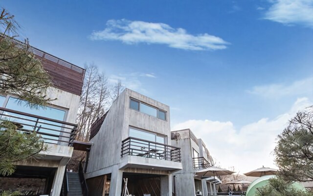 Hongcheon La Defense Pension