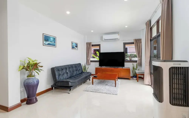 Poolside 3BR for Relaxed Stays V278