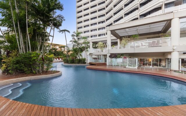 Luxury Pool Side Apartment in Beachfront Resort
