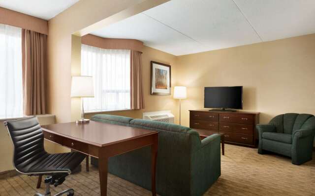 Travelodge by Wyndham Toronto East