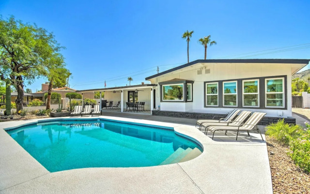 Modern Phoenix Home: Poolside Family Retreat!