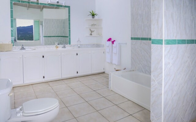 Zephyr Hill - 2 bedroom Villa with awe inspiring views 2 Villa by RedAwning