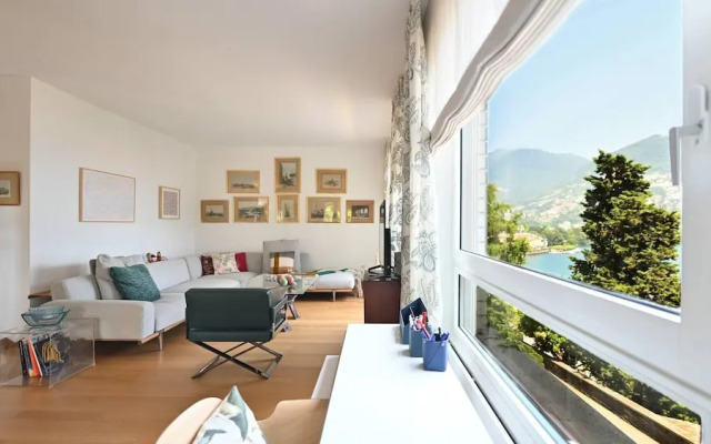 One & Only Lake View Apartment