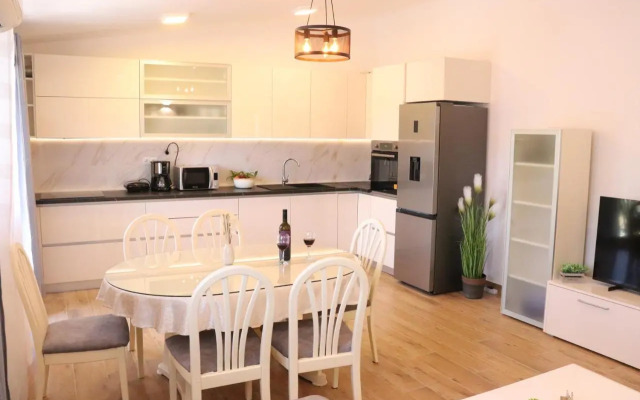 Apartment MARY- 2 free parking, near Mall of Split