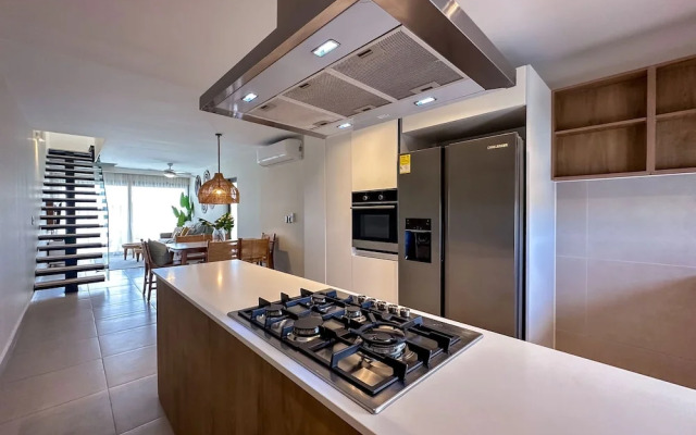 4 Bedroom Beach Penthouse w Private Rooftop