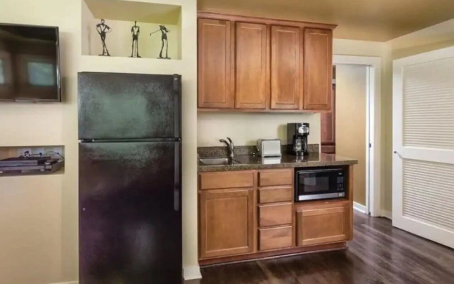 Private One Bedroom Condo on Golf Course, free parking