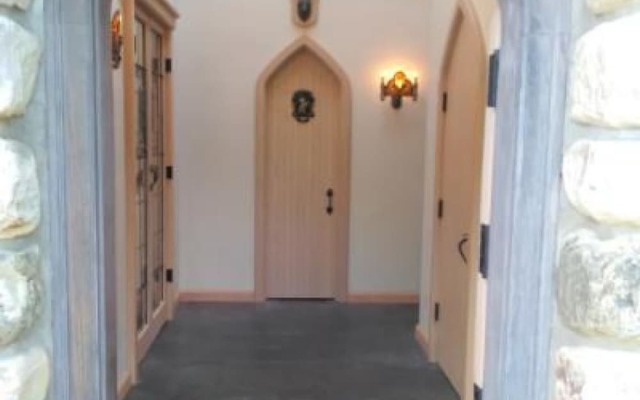 HIGHLANDS CASTLE overlooking Lake George.. plus 2 other Castles!