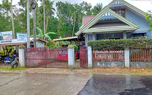 JUNJALs Backpackers Chalet