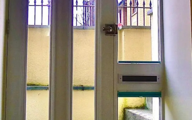 “Dragons Den” Centrally located Modern Apartment