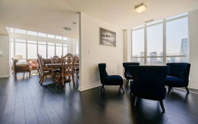 Hydewest - Capreol Luxury Furnished Penthouse Apartment