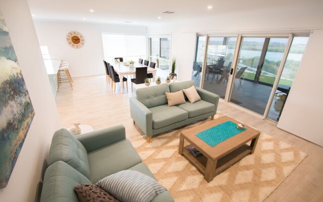 ‘Serenity’ and sweeping Murray River views