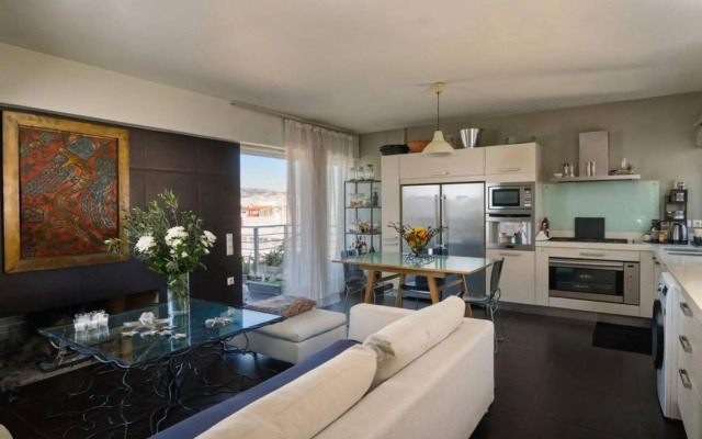 Pristine penthouse with Parthenon view by the pool