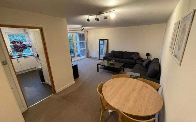 Spacious 2-Bedroom Flat Near Surbiton Station
