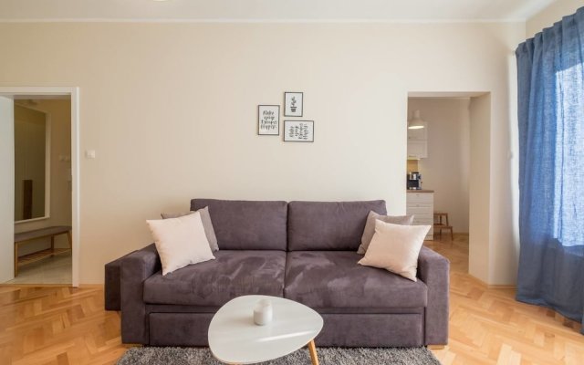 FM Deluxe 2-BDR Apartment with Balcony - Zaimov Park