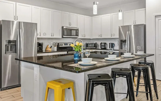 UpstaySpaciousHomePoolHotTubSleeps27