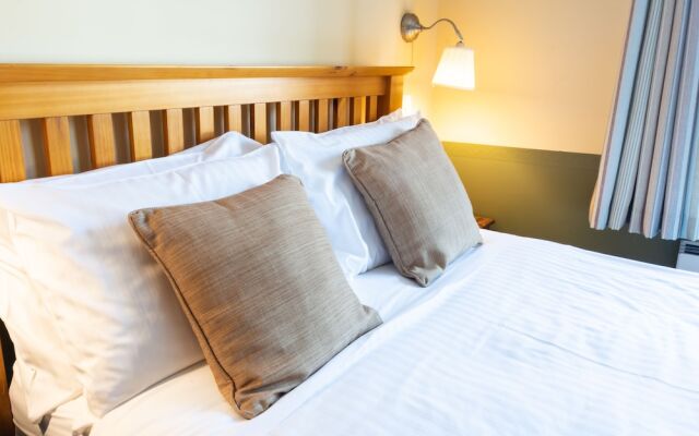 The Half Moon Inn & Country Lodge Mudford