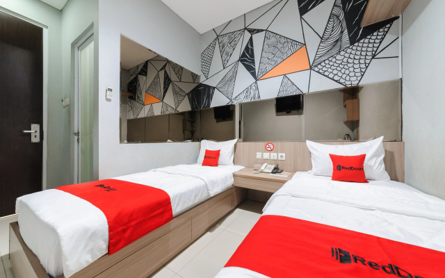 RedDoorz Plus near Grand Indonesia Jakarta – Guest Rooms – Jakarta