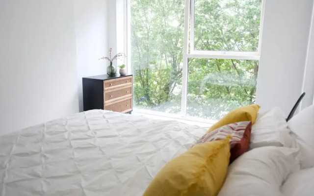 Luxury London Royal Wharf Apartment