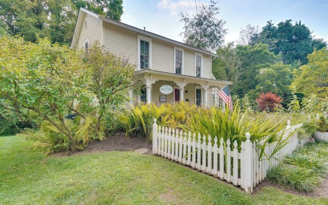'the Porch House' Located in Historic Village