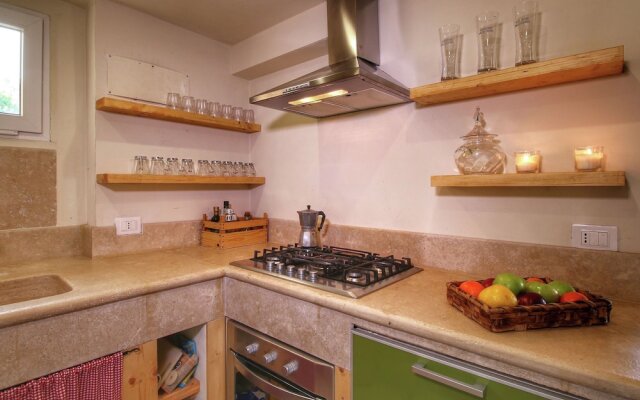 Luxurious Villa in Monte San Savino with Jacuzzi