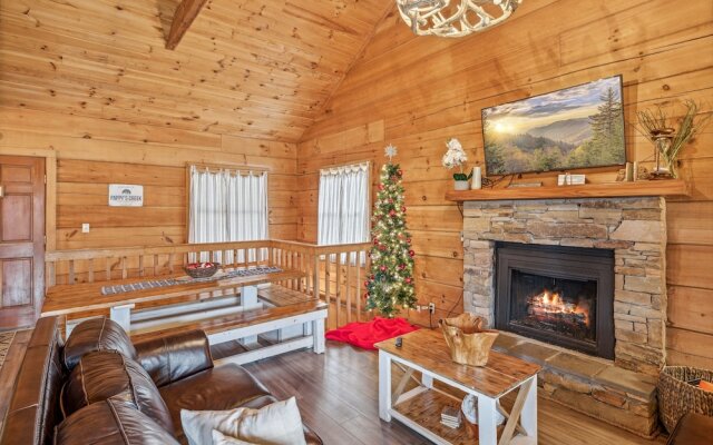 Pappy's Peak 2 Bedroom Cabin by RedAwning