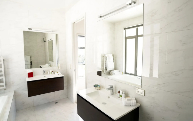 The Rees Hotel, Luxury Apartments & Lakeside Residences