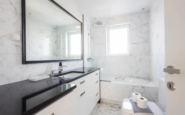 Elegant Coastal Haven Fully Renovated 3-bedroom Apartment