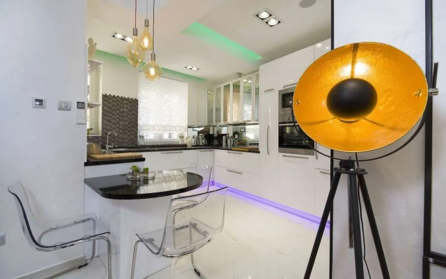 Central Station Art Apartment