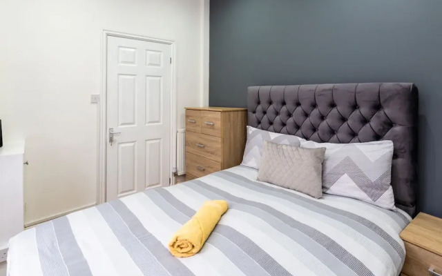 Lush Apartments 4 Bedroom House Claude