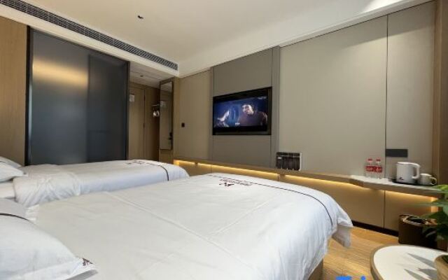 Zhushan Triumph Light Luxury Hotel