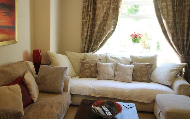 Garth Olwg 2 Bed Apartment by Cardiff Holiday Homes