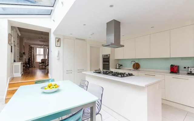 JOIVY Stunning 3 bed House Close to Westfield