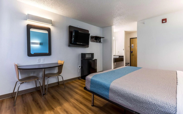 Motel 6 Indianapolis, IN - Southport