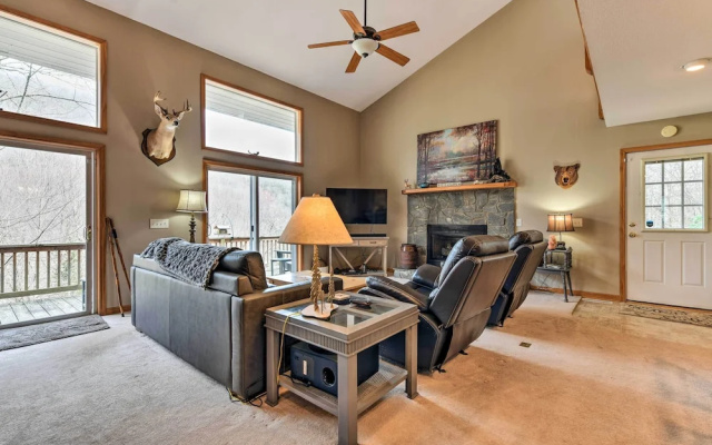 Pet-friendly Home w/ Deck + Mountain Views!