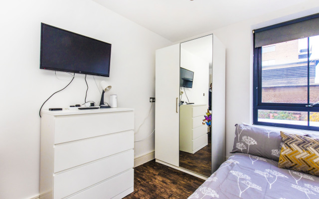 Fast WiFi | 8' tube | £8 parking