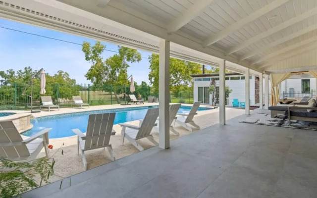 Luxurious Modern Retreat With Private Pool Patio