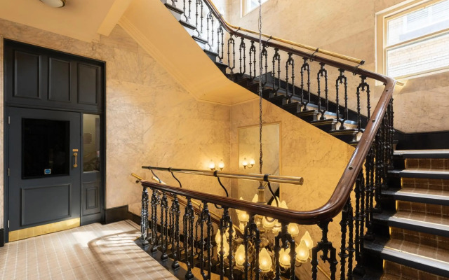 Sir Thomas Hotel
