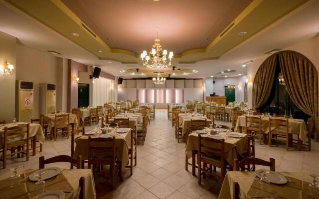 Faros Luxury Suites & Restaurant
