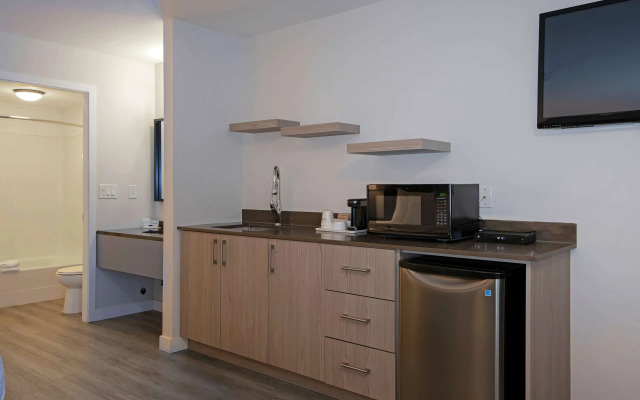 Travelodge by Wyndham Kamloops Mountview