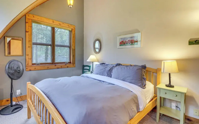 Riverfront Skykomish Cabin w/ Private Hot Tub!