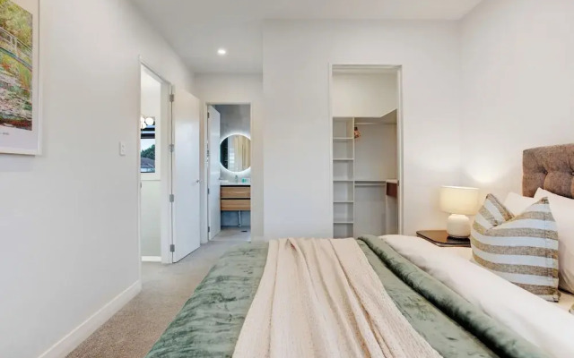 Central Oasis Townhouse with Parking