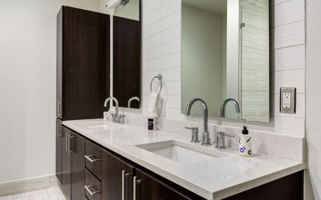 Domio Museum District Modern 2BR Pool/gym